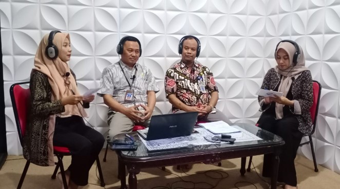Kasi SMP Sokhaeron bersama Indra Kasi Paud