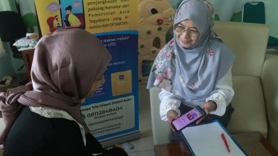 Petugas DP3AP2KB memberikan soialisasi Puspaga Kenari kepada warga Kota Yogyakarta