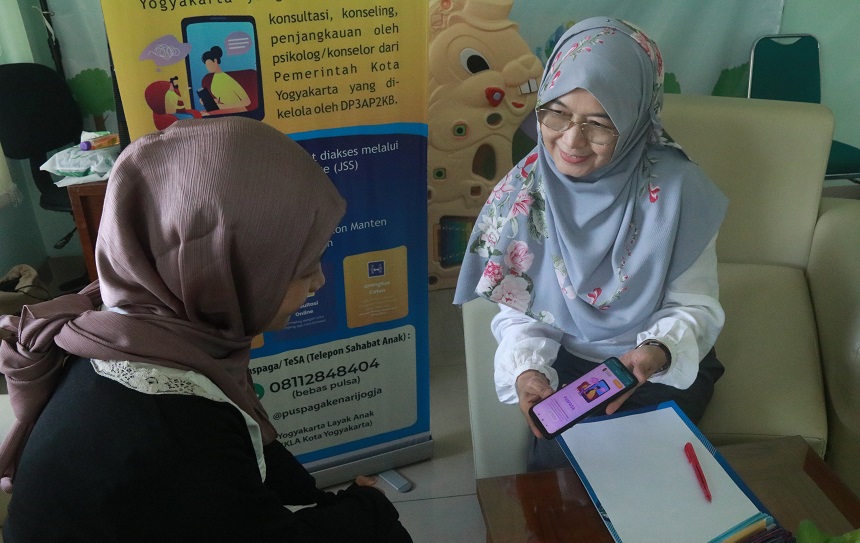 Petugas DP3AP2KB memberikan soialisasi Puspaga Kenari kepada warga Kota Yogyakarta