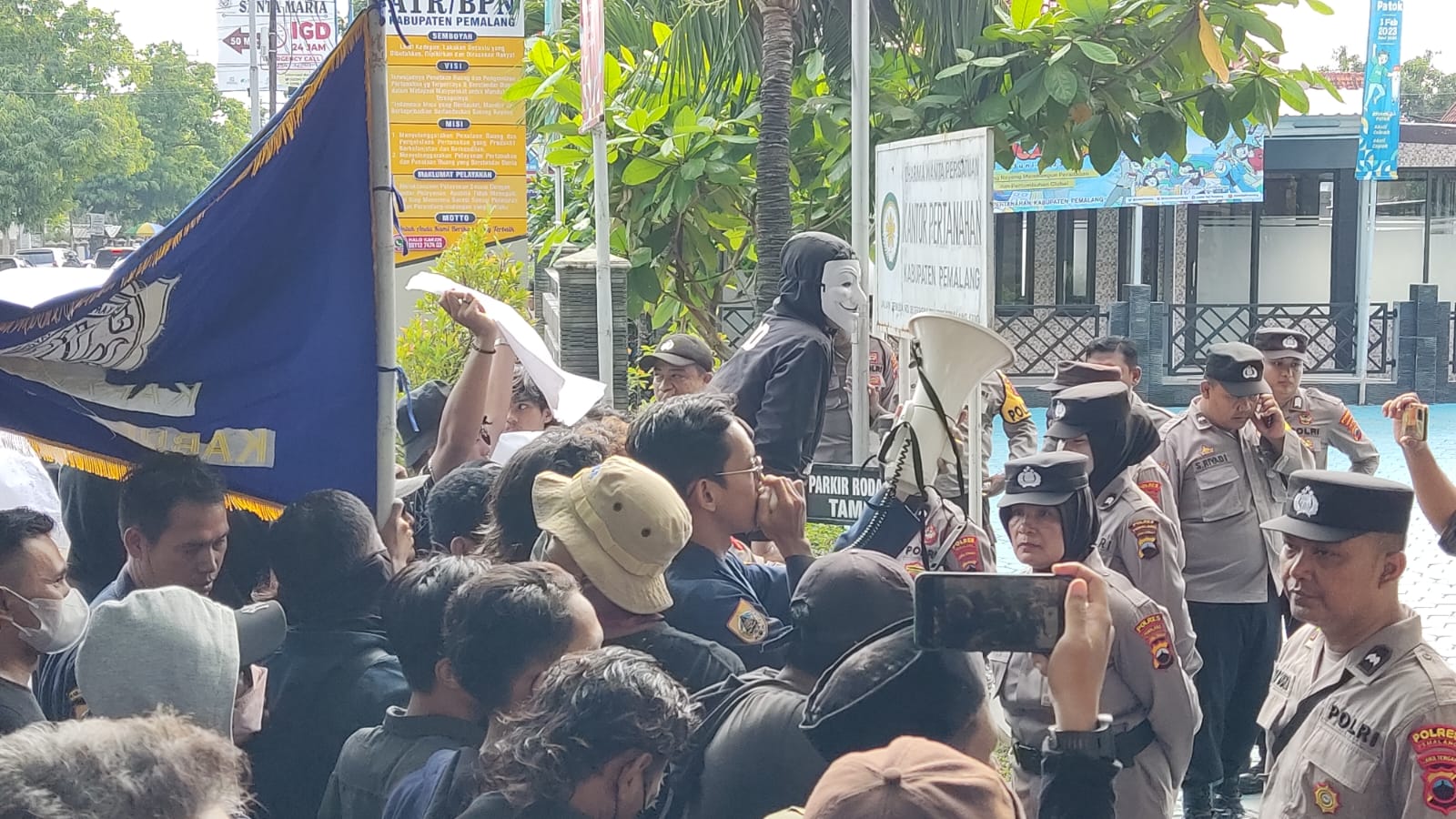demo di Depan Kantor BPN Pemalang