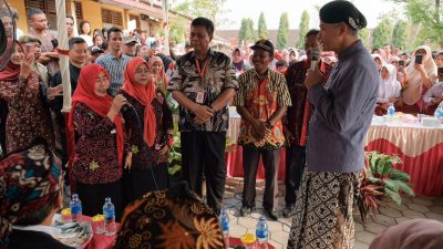 Gubernur Jawa Tengah Ganjar Pranowo saat berdialog dengan guru honorer SDN 1 Karangwader