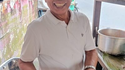 Pak Narto usai menyajikan menu gudeg komplit