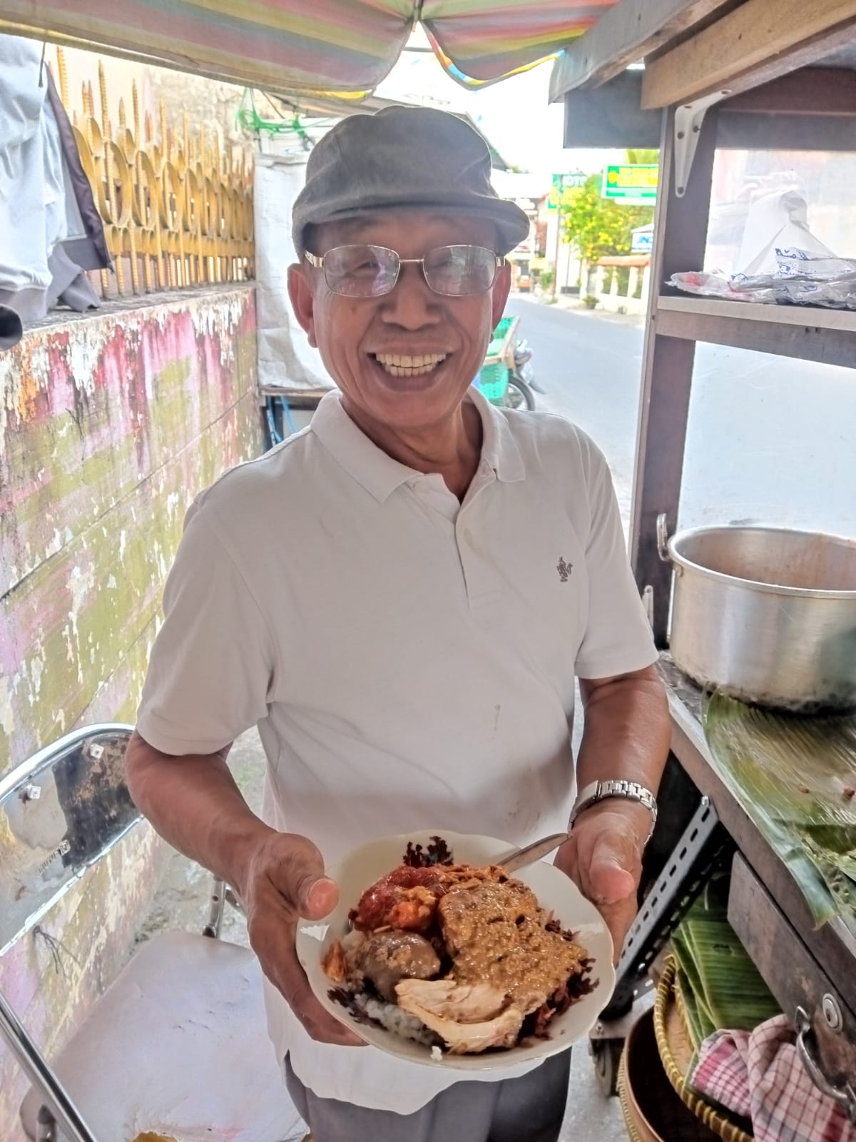 Pak Narto usai menyajikan menu gudeg komplit