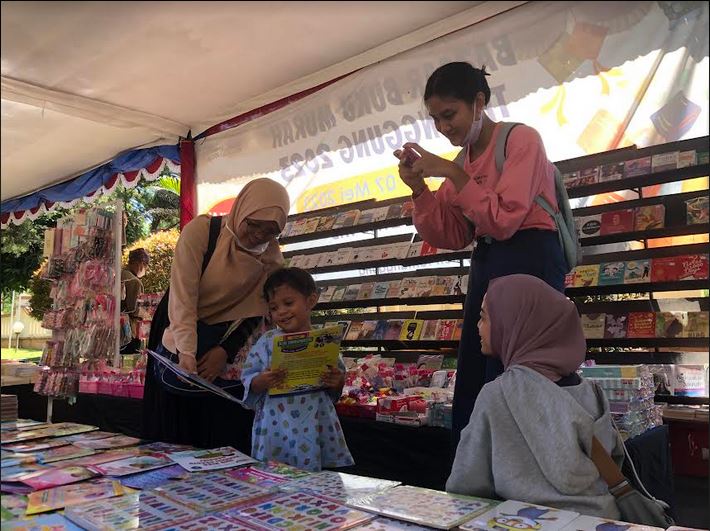 pameran di halaman Perpustakaan Provinsi Jawa Tengah
