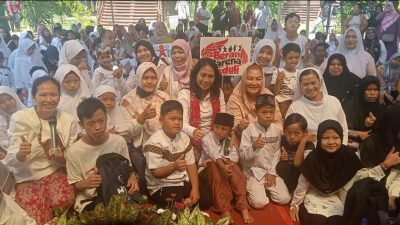 Menteri Pemberdayaan Perempuan dan Perlindungan Anak (PPPA) I Gusti Ayu Bintang Darmawati dan Wali Kota Semarang Hevearita G Rahayu dan anak-anak difabel
