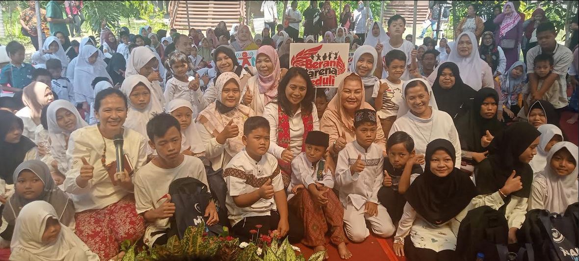 Menteri Pemberdayaan Perempuan dan Perlindungan Anak (PPPA) I Gusti Ayu Bintang Darmawati dan Wali Kota Semarang Hevearita G Rahayu dan anak-anak difabel
