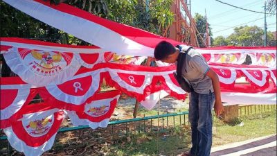 Pedagang Umbul-umbul dan Bendera Mulai Penuhi Jalanan