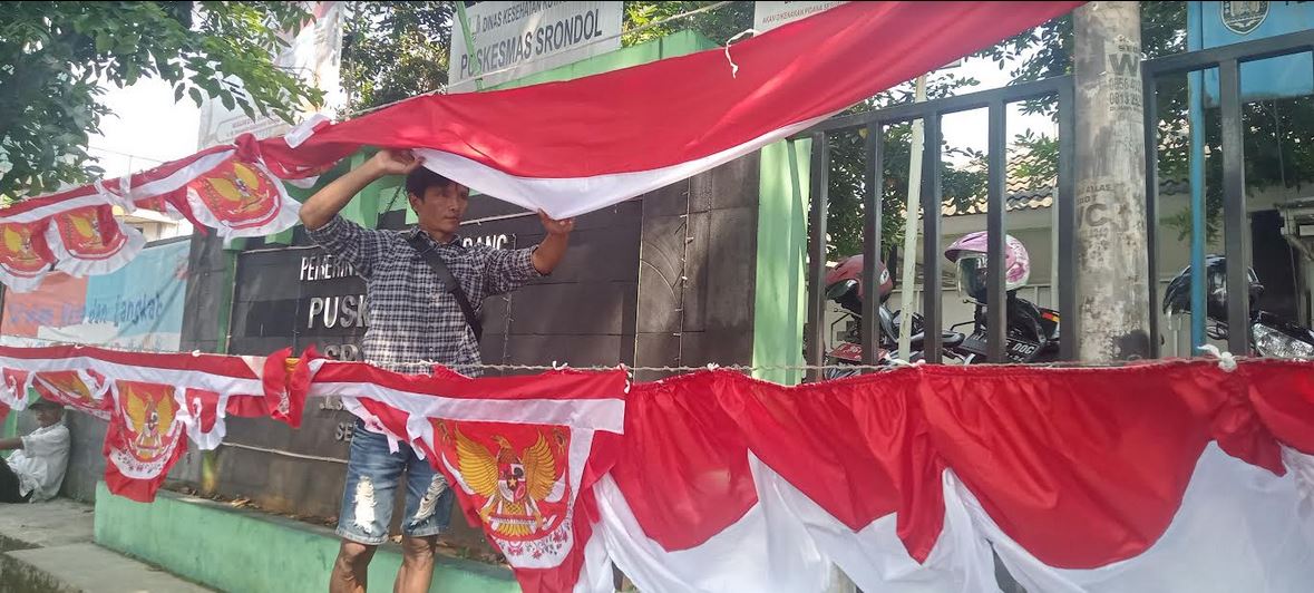 penjual atribut HUT RI, Aji