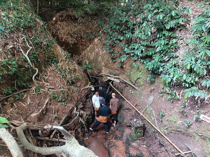 Warga Desa Sukosono saat mengambil air Belik Winong