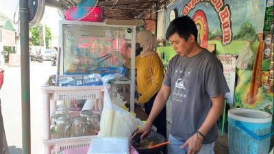 Karyawan warung makan Bu Rum
