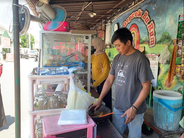 Karyawan warung makan Bu Rum