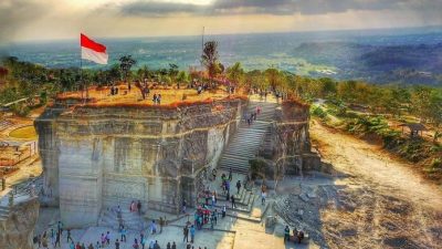 Liburan di obyek wisata tebing breksi