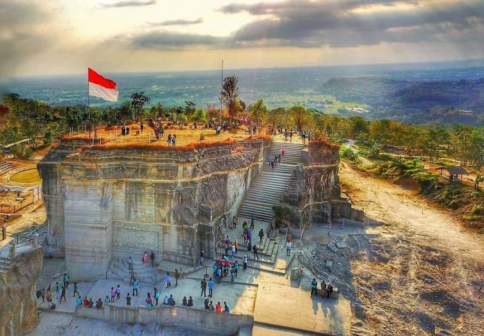 Liburan di obyek wisata tebing breksi