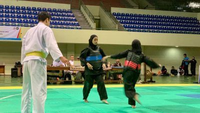 peserta O2SN cabang Pencak silat mengikuti perlombaan di GOR UNY