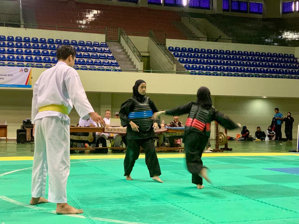 peserta O2SN cabang Pencak silat mengikuti perlombaan di GOR UNY