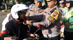 Polresta Pati membagikan helm gratis