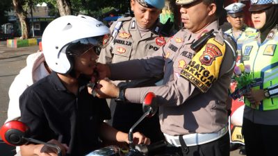 Bagikan Helm Gratis, Polresta Pati Ajak Tertib Berlalu Lintas