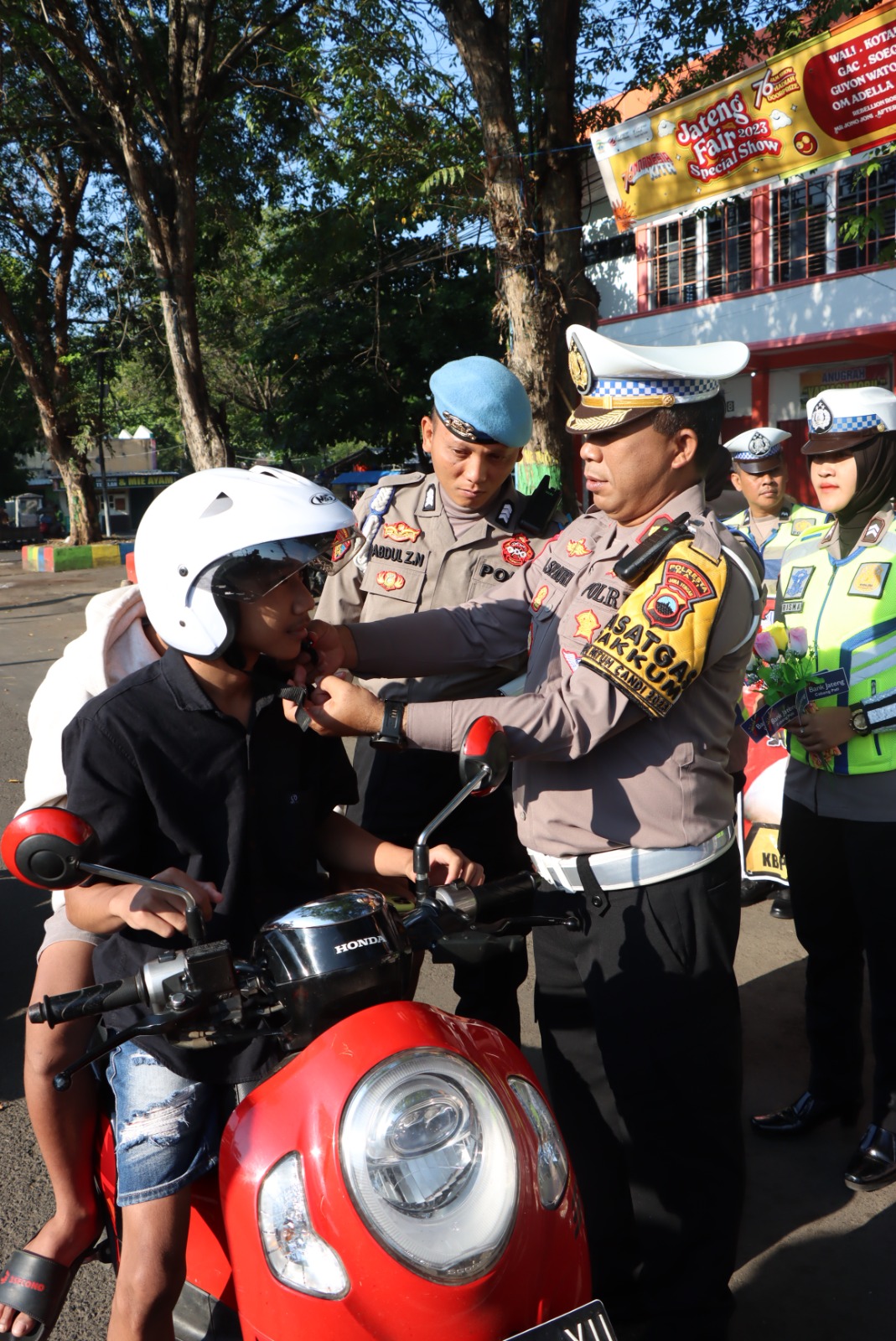 Polresta Pati membagikan helm gratis