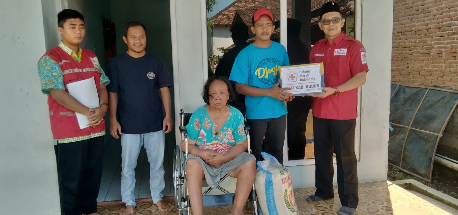 Petugas PMI Kudus beserta Anggota Kehormatan PMI Achmad Yusuf Roni