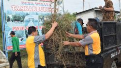 jajaran kepolisian Kabupaten Demak antusias dalam melakukan bersih-bersih sungai
