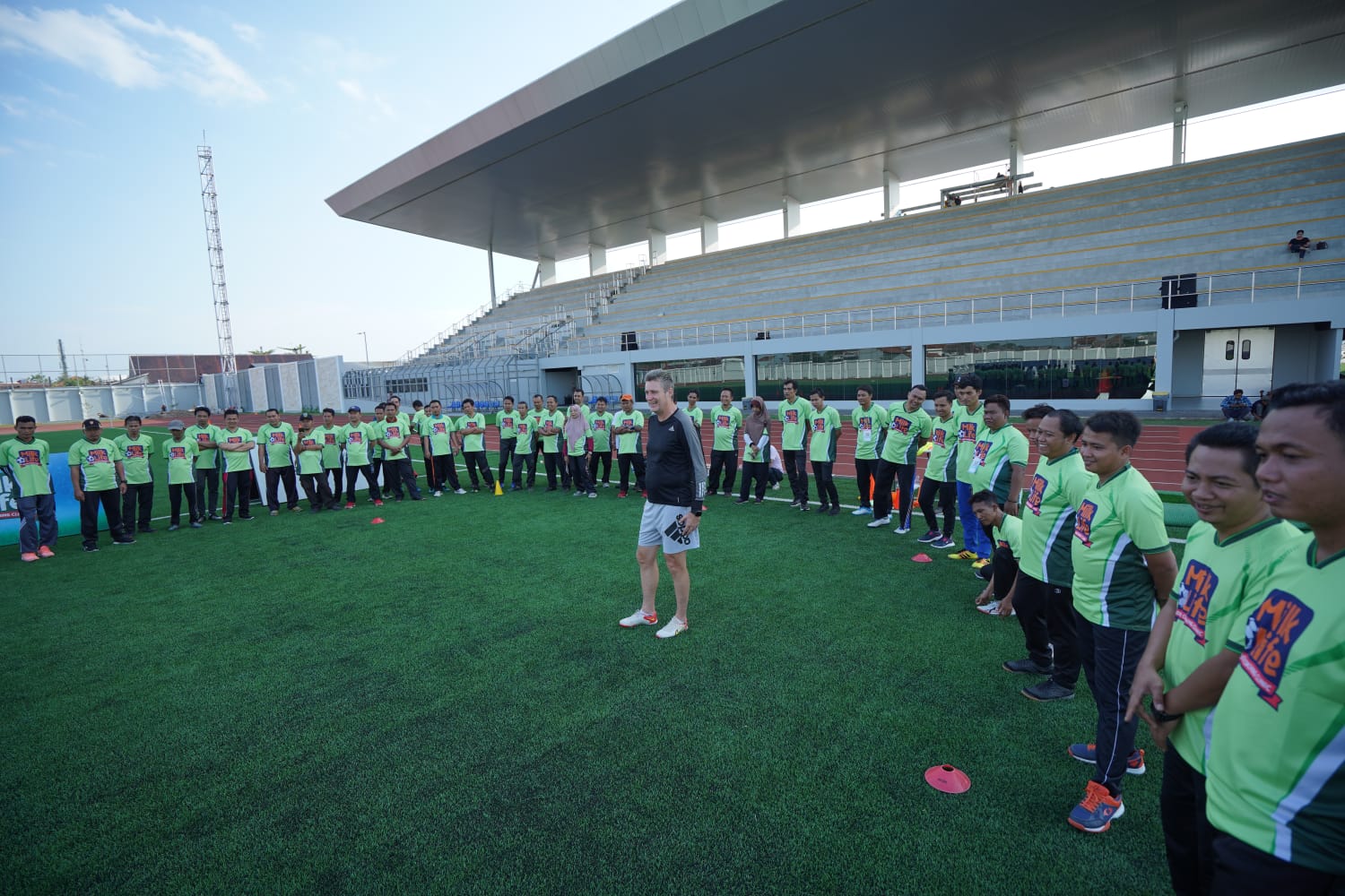 Guru SD maupun MI saat menerima pemahaman taktik oleh Coach Timo Scheunemann