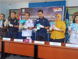 Pemuda ini Suruh Ibu Kandungnya Ambil Paket Ganja 1,1 Kilo