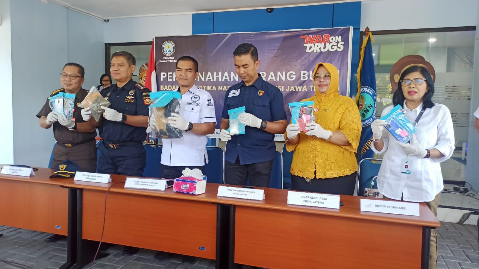 Pengungkapan barang bukti kasus narkotika di halaman Kantor BNN Jateng