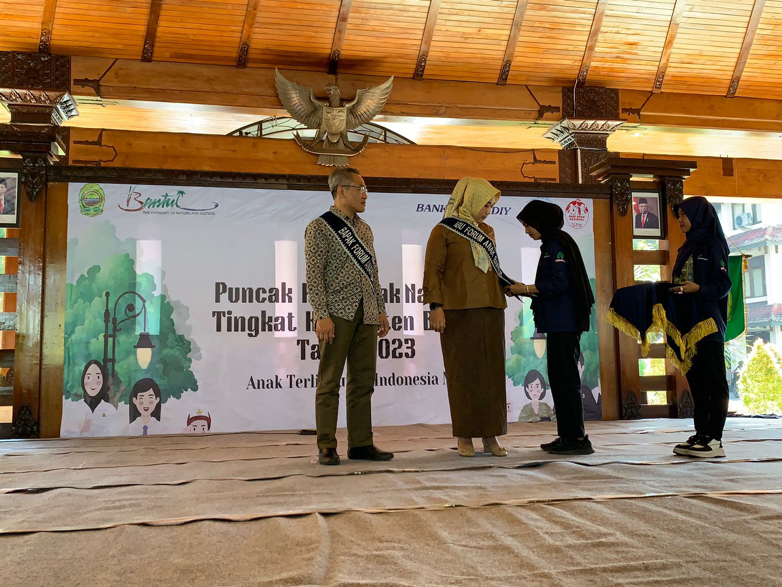 Bupati Bantul Abdul Halim Muslih bersama istrinya Emi Masruroh