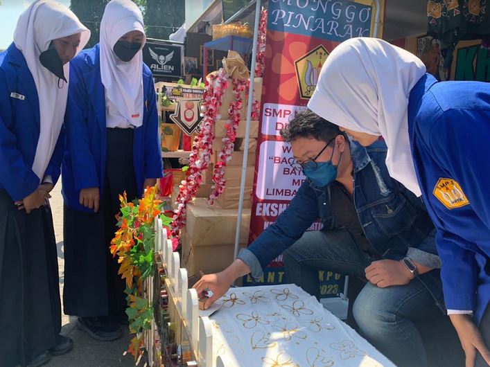 pembuatan batik cap dari limbah kertas didampingi siswi SMPN 3 Bantul