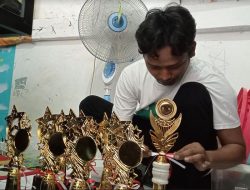 Sambut HUT RI ke-78, Penjualan Trofi Meningkat hingga 50 Persen