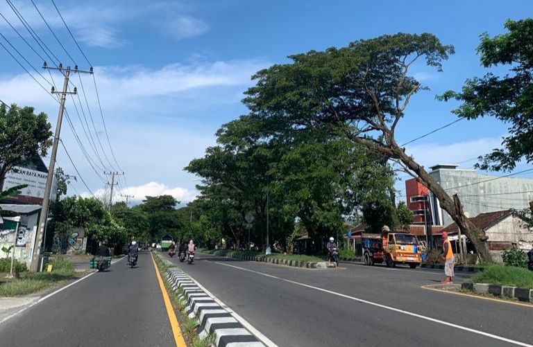 Jalan Raya Ringroad Yogyakarta di Siang hari