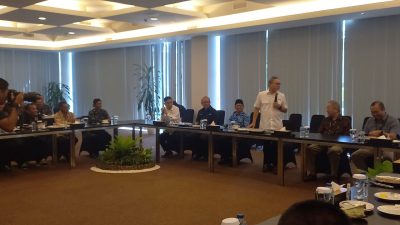 Mendag Zulhas sedang mendengarkan keluhan petani tembakau