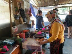 Padukan Nikmat Pedasnya Ayam Geprek dengan Kuah Tongseng