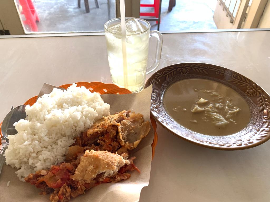 ayam geprek dengan kuah tongseng