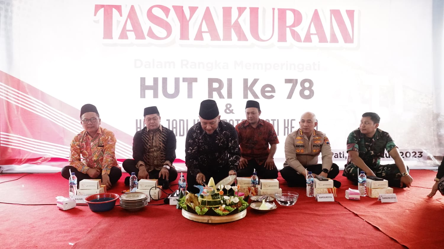 Pj Bupati Pati Henggar Budi Anggoro saat memotong tumpeng