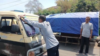 Persiapan Wahana Tata Nugraha, Dishub Jepara Tempel Stiker di Angkot