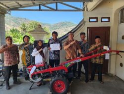 Tuntaskan Keluhan Petani, Berikan Bantuan Traktor