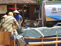 Kekeringan, Warga Pati Terpaksa Mandi Pakai Air Galon