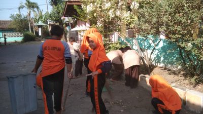 Cintai Lingkungan dengan Jalankan Jum’at Bersih
