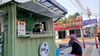Cuaca Terik, Penjual Es Teh Berhamburan