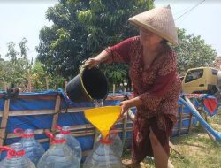 PWI Pati Salurkan Puluhan Tangki Air Bersih