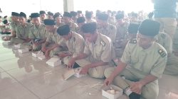 Ratusan Pelajar SMK Assa’idiyyah Kudus Dapat Makan Siang dan Minum Susu