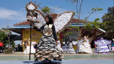 SMP 2 Kaliwungu Gelar Fashion Show Busana Daur Ulang Sampah