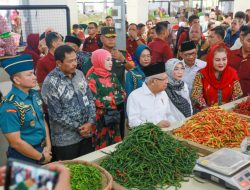 Pj Gubernur Jateng Dampingi Wapres Ma’ruf Amin Pantau Harga Pokok di Pasar Johar 