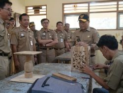 Lestarikan Tradisi Ukir, Pj Bupati Kucurkan Beasiswa ke SMKN 2 Jepara