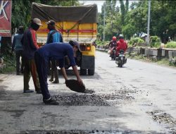 Hanya Ditambal Sulam, Warga Pemalang Keluhkan Jalan Rusak