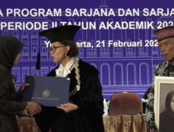 Haru, Orang Tua Wakili Wisuda Anaknya yang Meninggal