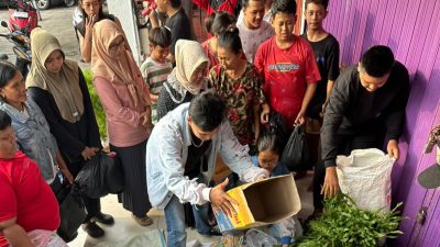 Sindir Pembagian Sembako Melalui Pasar Gratis