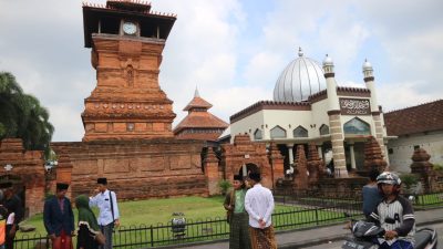 Makam Sunan Kudus Tetap Ramai Peziarah