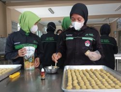 Siswa SMK Jateng Pati Latih Wirausaha dan Kembangkan UMKM dengan Buat Kue Lebaran